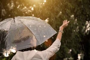 tiga-penyakit-yang-mengintai-bersama-banjir-di-musim-hujan-0-alodokter
