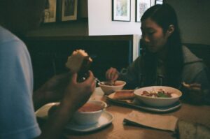 Makan Pakai Tangan vs Sendok