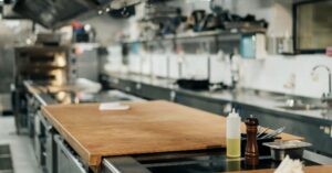 menjaga kebersihan dapur produksi